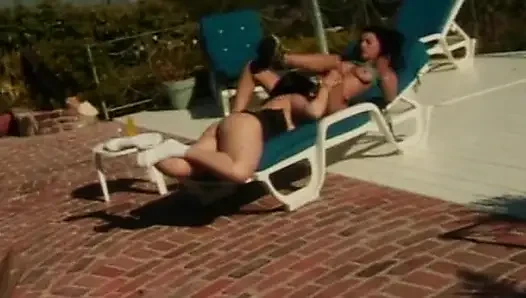 Perfekte lesben-schätzchen, die spaß am pool haben