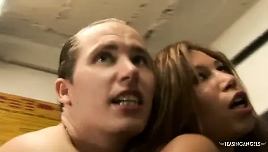 Diese person mit dunklen haaren hat ein großes posterior, das gut für den akt der doppelten analen penetration geeignet ist