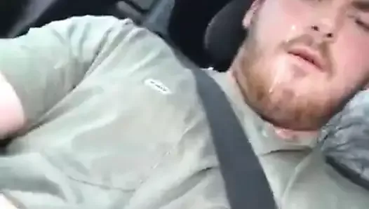 Filhote se masturbando no carro com enorme gozada