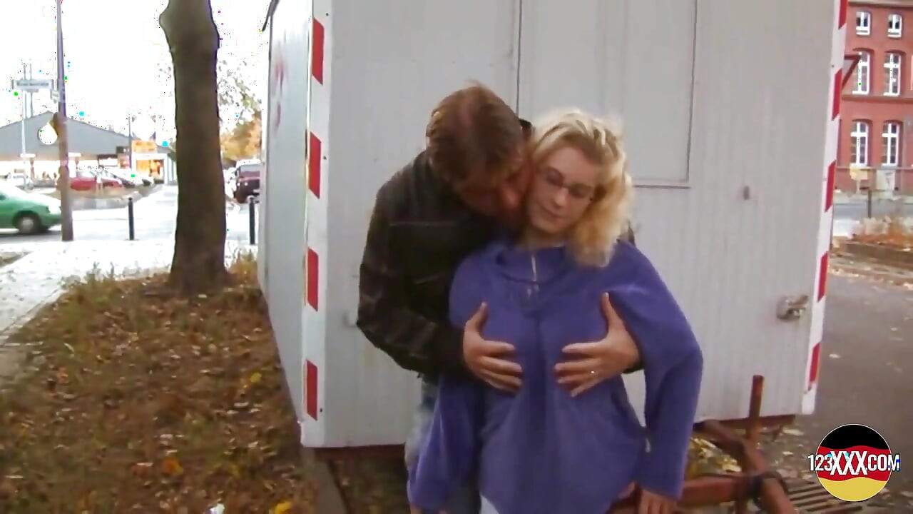 Plaisir en plein air avec une nana blonde sexy