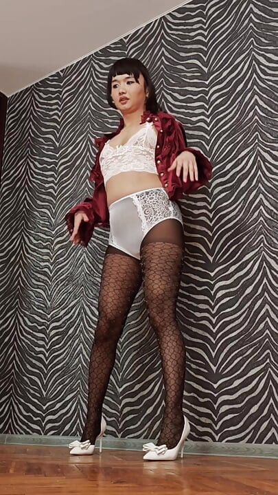 Ponnie Letani, ağız sulandıran poposunu ve seksi yüksek topuklu bacaklarını sergileyerek dans ediyor