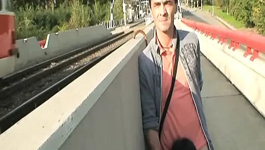 Çek genç kız herkesin içinde üvey babası tarafından sikiliyor