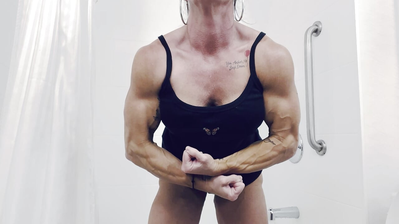 Kandy Flexes no Chuveiro