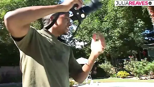 Heißes mädchen reitet einen riesigen schwarzen schwanz auf dem sofa, um in den mund abspritzen