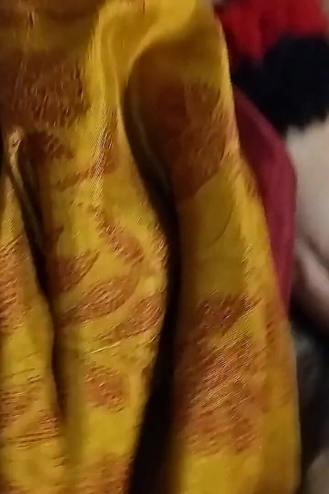 Bhabhi stopte seksspeeltje in haar poesje en nam poesjessap eruit