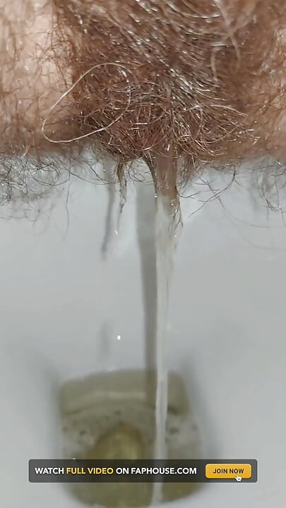 امرأة تتبول في المرحاض، دش ذهبي، كس مشعر يتبول