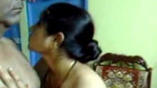 Сексуальная индийская зрелая волосатая пара в домашнем видео