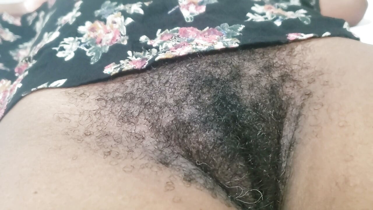 Seductive amateur mommy show you exactly how she likes to tease her own dripping folds