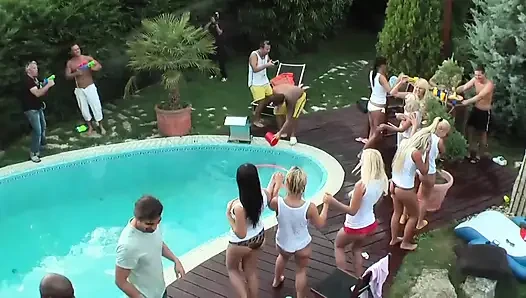 Havuz partisi emme, üçlü sikiş ve grup sikişi ile dolu