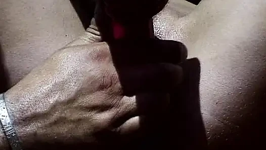 Pelacur Prancis yang kecanduan kencing dientot di gangbang di lapangan tenis