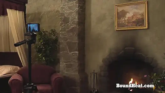 Горячая рабыня-лесбиянка с круглой разделась и представлена мадам