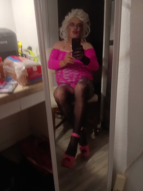 Plavuša transvestita u sjajnim čarapama