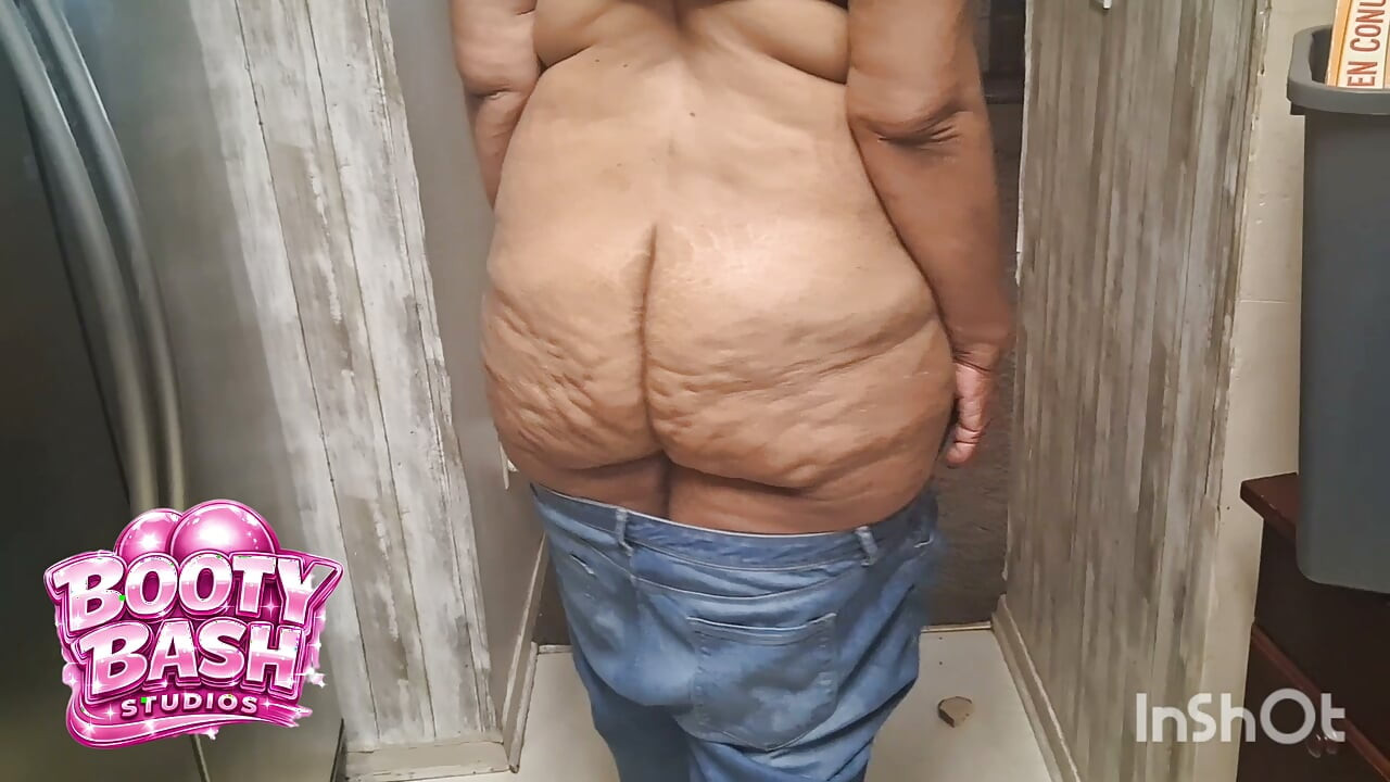 BIG BOOTY BBW ANAL QUEEN SHOWS OFF HER TITTIES