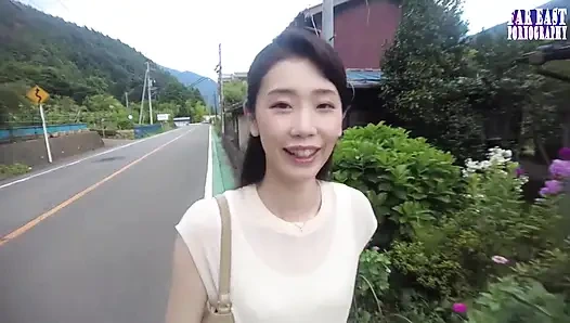 Elegante gulp-nacht mit einer sehnsüchtigen alleinerziehenden mutter, die warme Essenz unter dem offenen himmel genießt ep-2