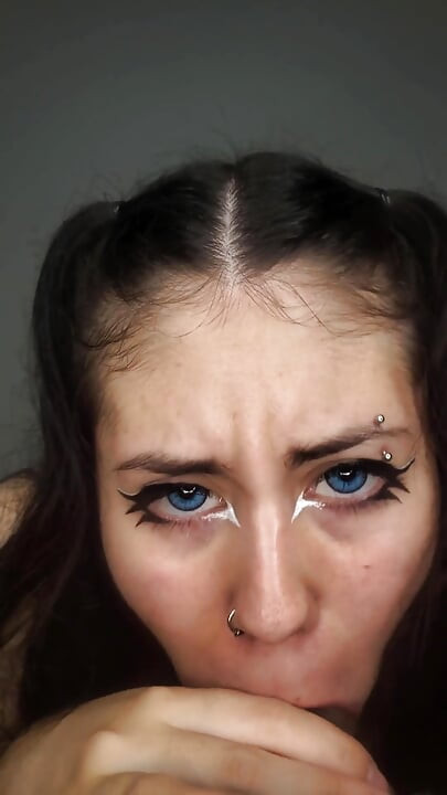 彼が家に来ると、素人でフェラチオと精液を飲み込むような美味しいフェラをします