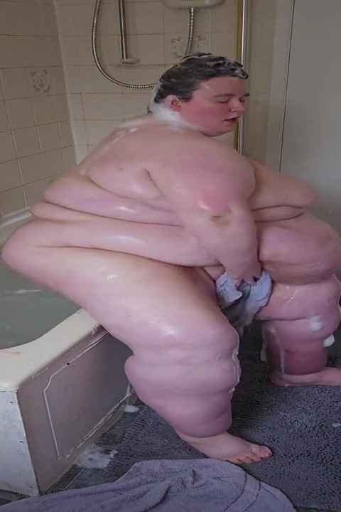 Grandota incapaz de bañarse parte 2 en el baño