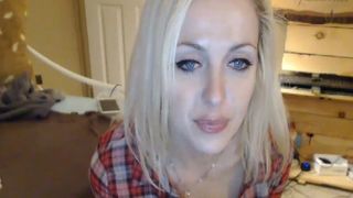 Sexy petite babe vingert haar strakke poesje op cam