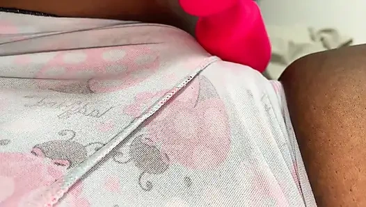 Ich ziehe enge shorts an und jucke meine vagina und ich bekomm es, einen guten orgasmus zu bekommen