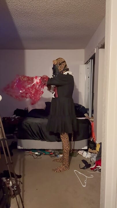 Urocza lalka Zentai Ubieranie się i zabawa