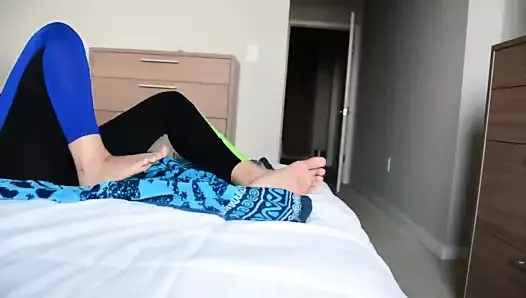 Чернокожая дрочка ногами в любительском видео