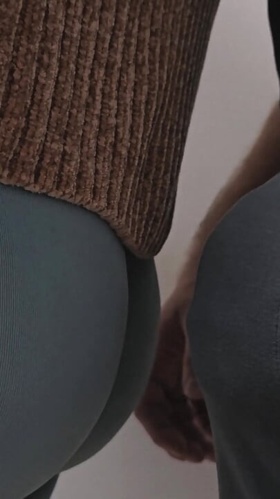 Stranger With Huge Erection Ejaculate In Subway Train On Random Girl's Tights