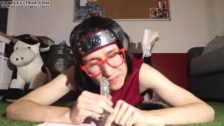 Sarada - pés e bunda brincam com armadilha de cosplay