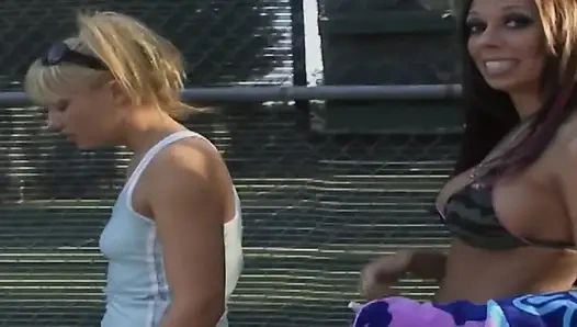 Lezbiyenler sahne 1_gorgeous azgın lezbiyenler çift dildoyla sikişiyor