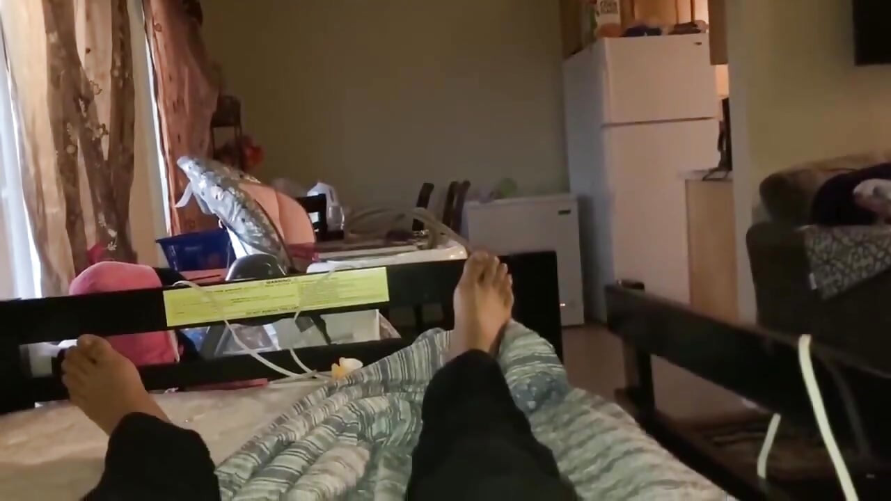 ลูกเลี้ยงสาววัยใสของกูปล่อยให้กูสัมผัสขาและตอนกลางคืน เธอขอให้กูเย็ดเธอ