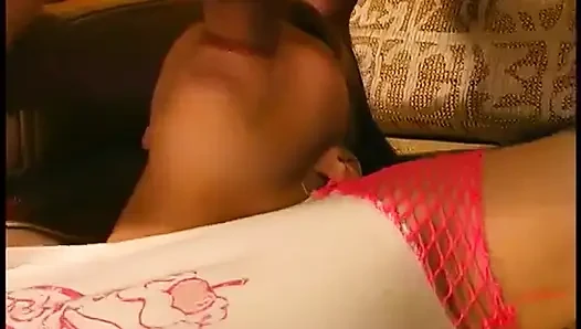 Büyük memeli esmer kadın yarak emdikten sonra amını siktiriyor