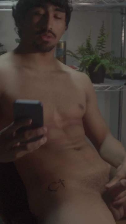 「やあ、みんな」と言って、彼は20歳の叔父がチンコを出し出して文句を言っている | クリップ 1