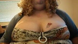 BBW trans Lola secoue ses énormes seins devant la webcam