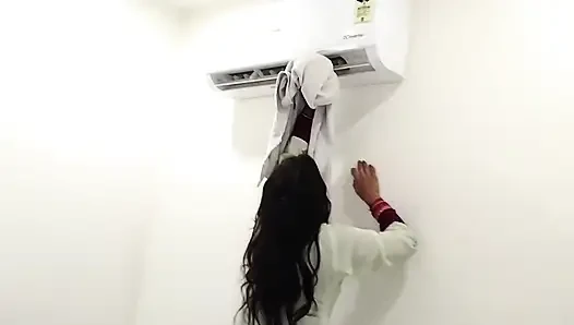 Ремонтник трахается с ее клиентом Полное видео индийская утечка MMS вирусный хардкор глубоко внутри, секс