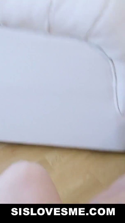Pervertido meia-irmã chupa o pau do meio-irmão enquanto eles estão logo atrás de sua madrasta sentada no sofá | Clipe 3