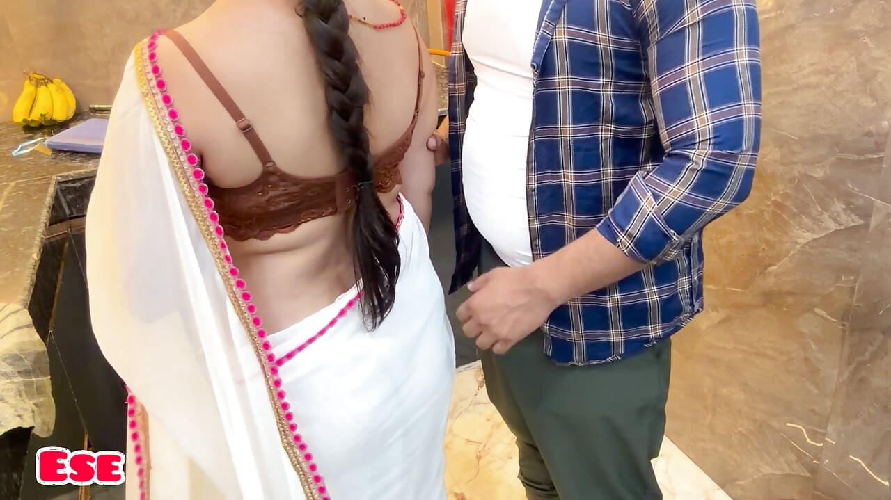 Bra Seller Ki Aagyi Mauj .. jab dekha Usne Alisha Bhabhi Ko Bra Try Krte Hue!!!!