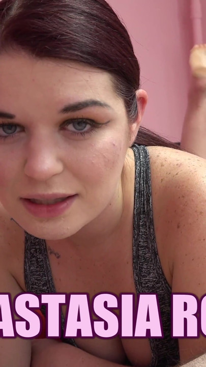 Oral slampa Anastasia Rose ger en avsugning i sin grå romper