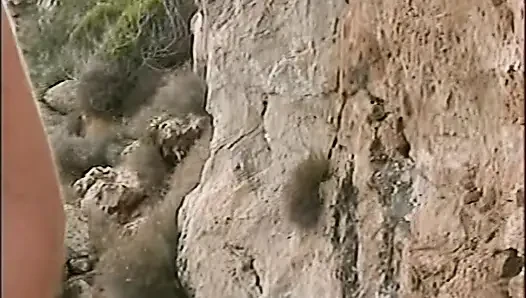 Azgın kızıl saçlı bebek vahşi plajda amcığını parmaklıyor