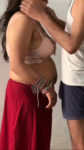 Snažan trenutak iz "Prekrasne debeljuškaste Anjali Bhabhi prvi put vrući romantični hardcore analni seks sa svršavanjem u hindskom zvuku"