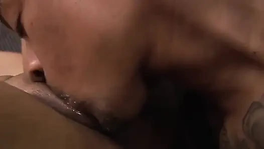 Küçük memeli zenci genç kız erkek arkadaşının sert yarağının üzerinde zıplıyor