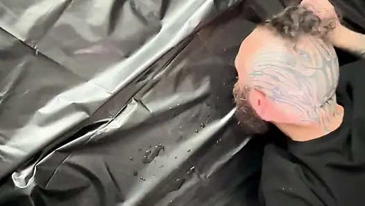 Toilet manusia menyemprotkan muncrat.