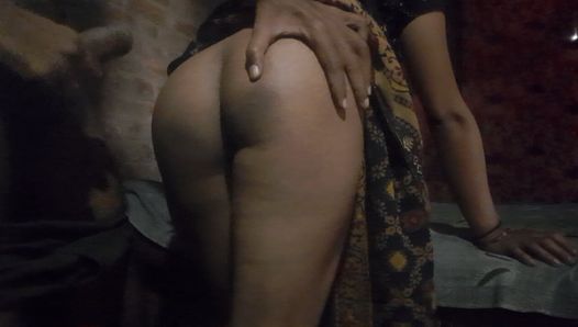 Une bhabhi indienne sexy baise avec un devar en levrette pendant que son mari n’est pas à la maison. Hindi