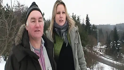 Schöne junge blondine fickt ihren opa im schnee