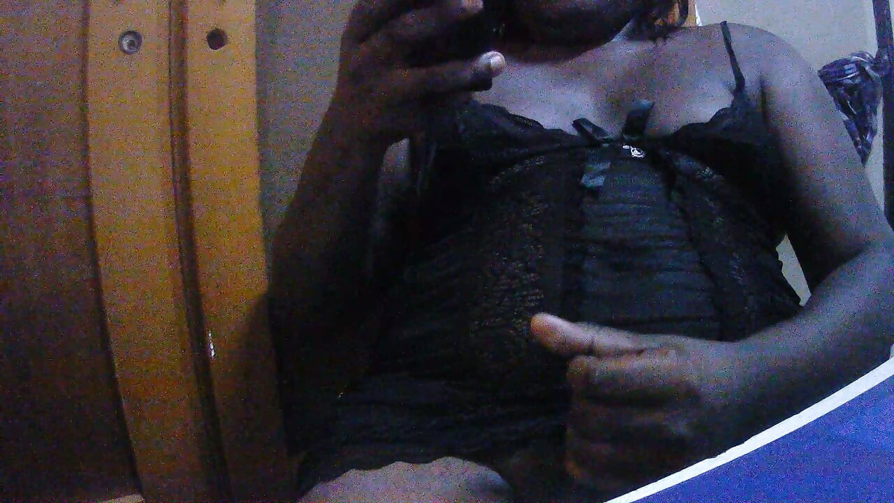 Crossdresser perawan pamer pantat dan coli sampai crot