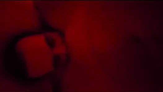 Seksi dölle ıslanıyor ve hala 3 delikten büyük yarakla devam ediyor ve her yerine boşalıyor ve sonra göt deliğiyle oynuyor