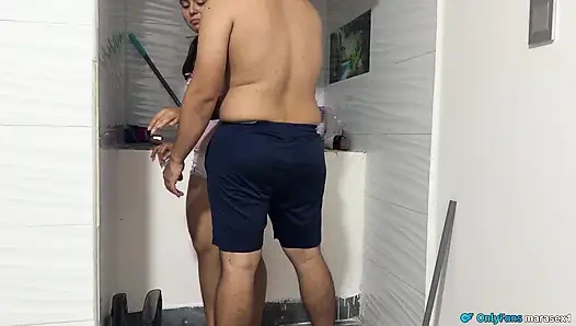 Pengurus Rumah Tangga Ingin Memakan Penis Bos