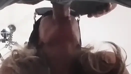 Orta yaşlı seksi kadın ağzında döl patlamasıyla yarak emiyor