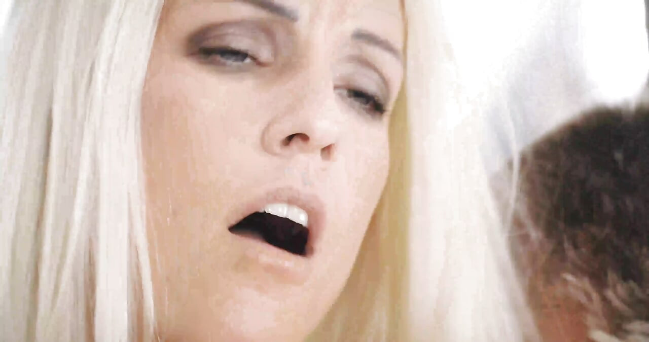 새로운 자세를 시도하고 그녀의 엉덩이를 채우고!