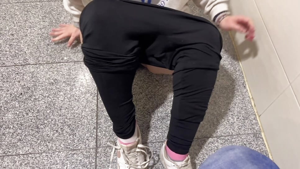 loira faz sexo oral e é fodida em público