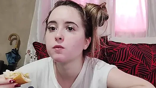 Kirazlı domatesli omletli sandviç yiyor