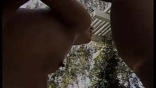 Güzel sıkı sarışın hatun sakso çekiyor ve sert bir yarak alıyor ve havuz kenarında yüze boşalma