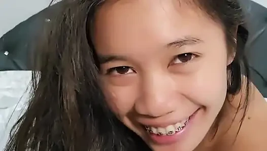 Ngentot bantal dan vibrator domi